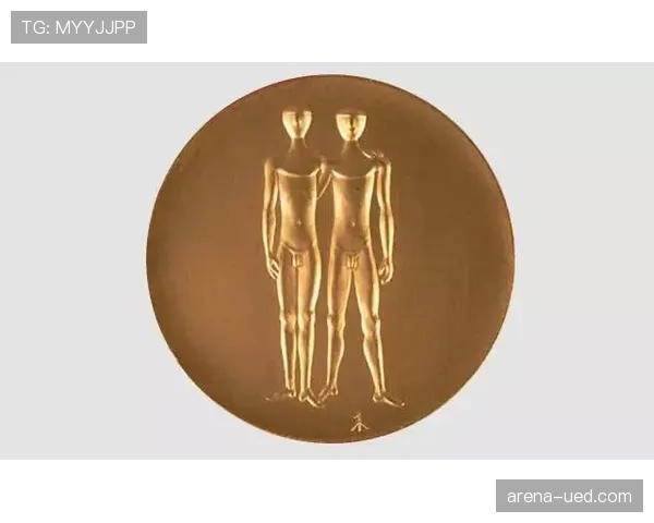 余依婷训练完随手啃蛋白棒的样子，真不像刚拿奥运奖牌的人