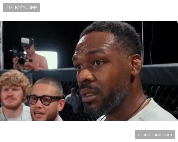 乔恩·琼斯家里冰箱贴着训练表，连喝水都按秒算